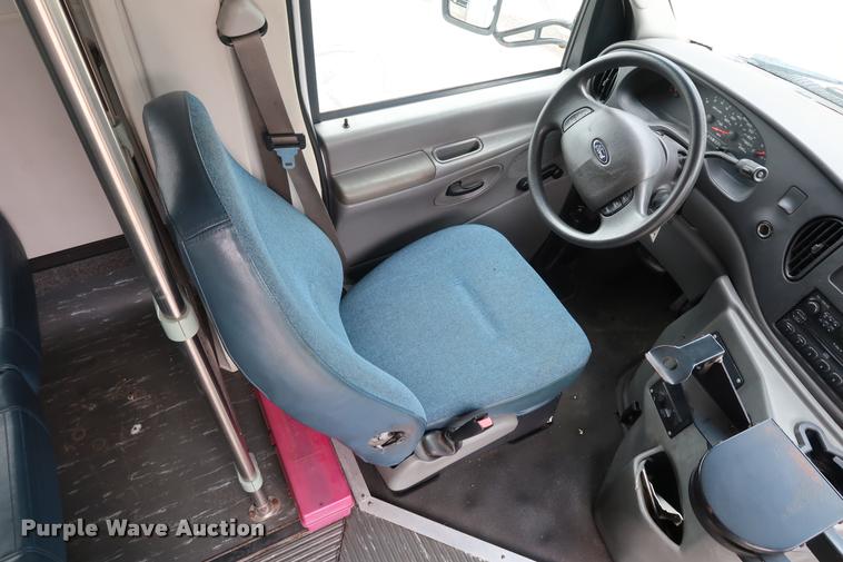 image for item DD1693 2004 Ford E450 shuttle bus