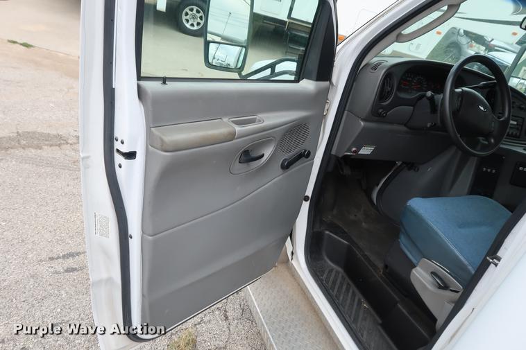 image for item DD1693 2004 Ford E450 shuttle bus