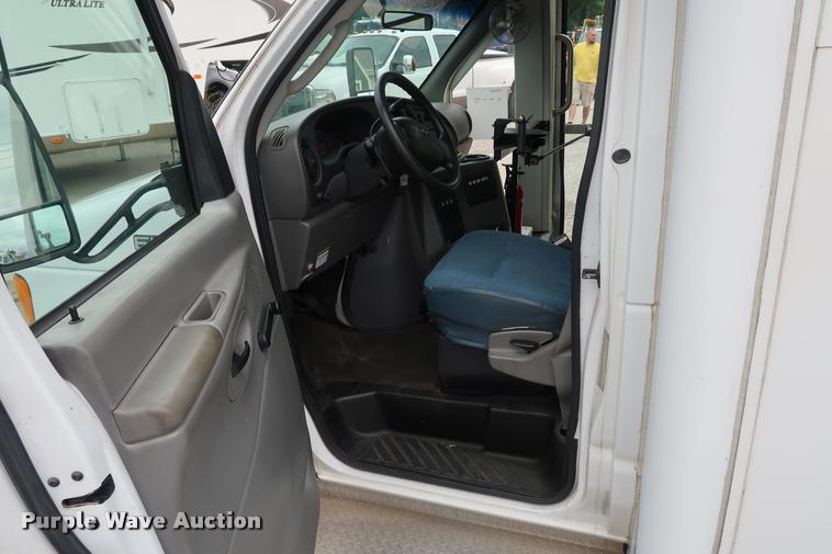 image for item DD1693 2004 Ford E450 shuttle bus