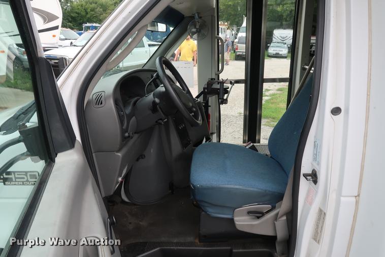 image for item DD1693 2004 Ford E450 shuttle bus