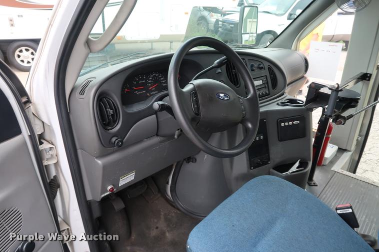 image for item DD1693 2004 Ford E450 shuttle bus