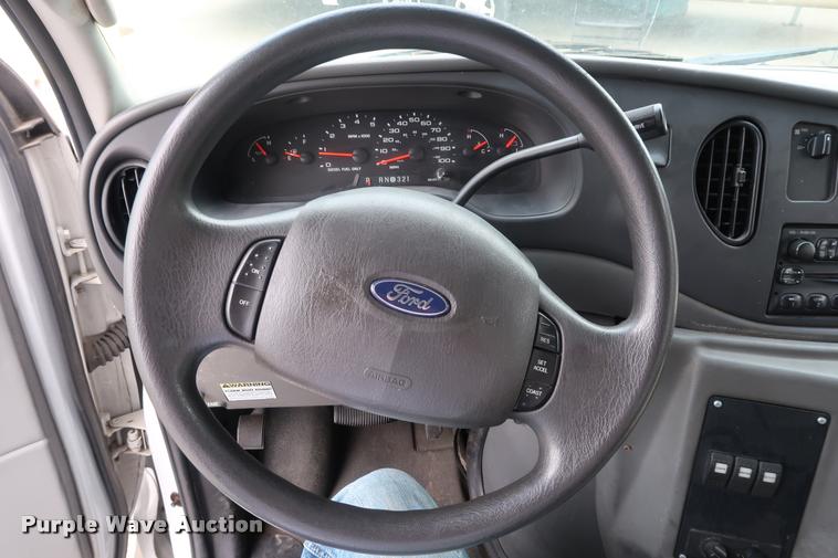 image for item DD1693 2004 Ford E450 shuttle bus