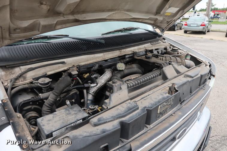 image for item DD1693 2004 Ford E450 shuttle bus