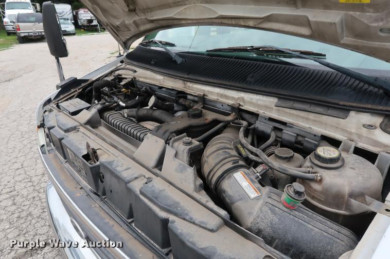 image for item DD1693 2004 Ford E450 shuttle bus