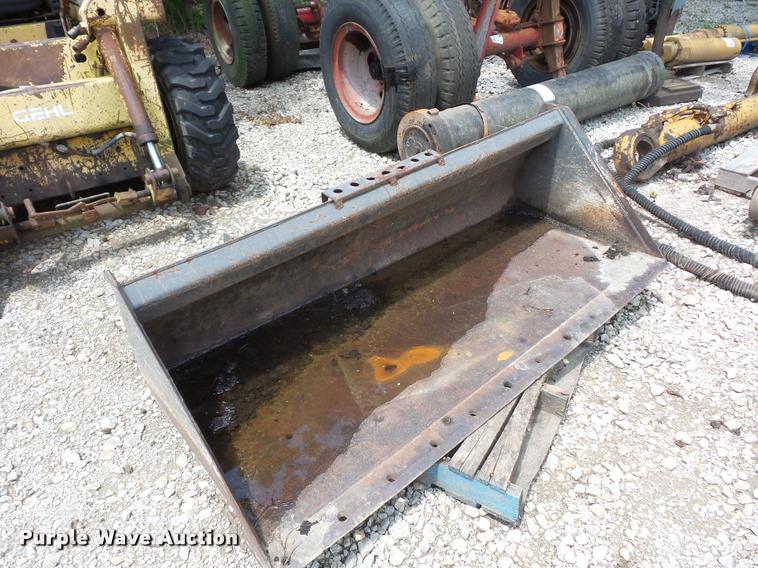 image for item DD1728 Skid steer bucket