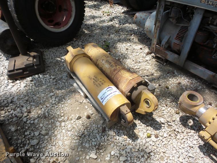 image for item DD1738 (2) Caterpillar 769C rock truck bed lift cylinders