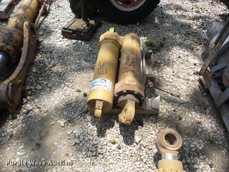 image for item DD1738 (2) Caterpillar 769C rock truck bed lift cylinders