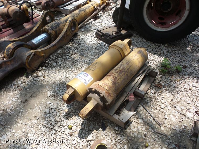 image for item DD1738 (2) Caterpillar 769C rock truck bed lift cylinders
