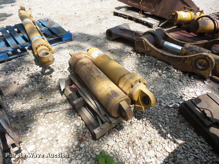 image for item DD1738 (2) Caterpillar 769C rock truck bed lift cylinders