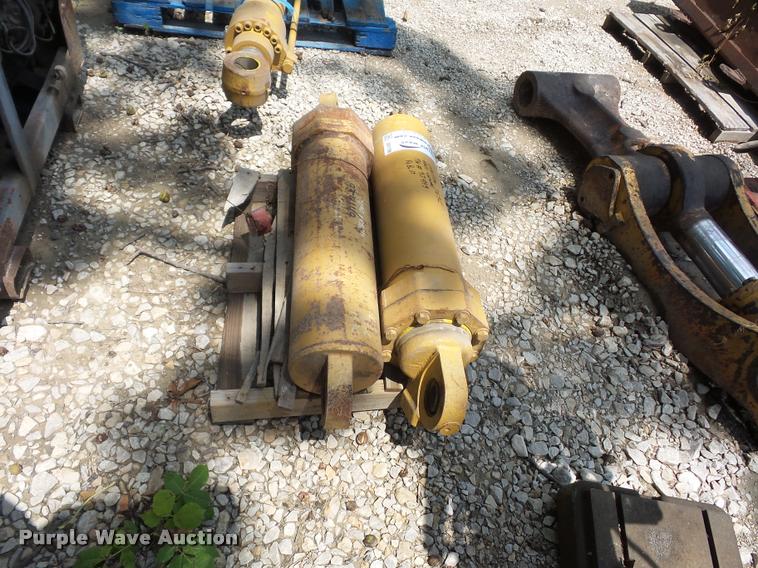 image for item DD1738 (2) Caterpillar 769C rock truck bed lift cylinders