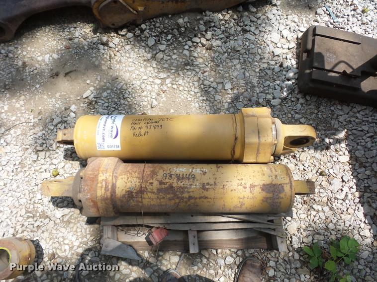 image for item DD1738 (2) Caterpillar 769C rock truck bed lift cylinders