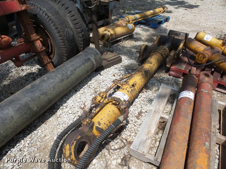 image for item DD1740 Hydraulic cylinder and wish bone