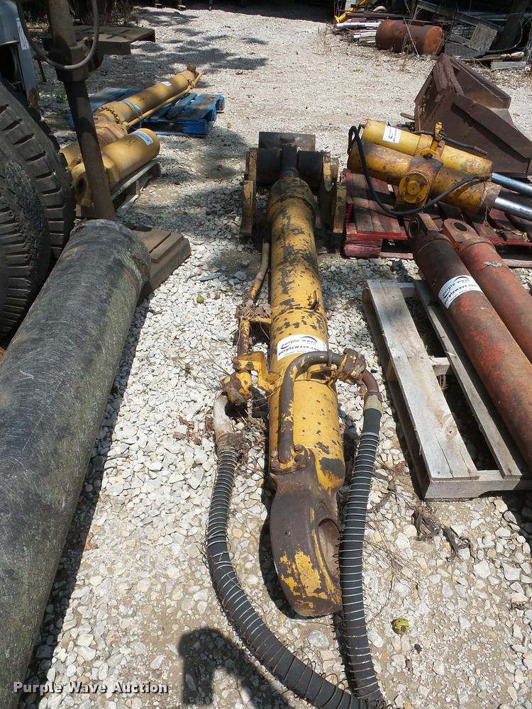 image for item DD1740 Hydraulic cylinder and wish bone