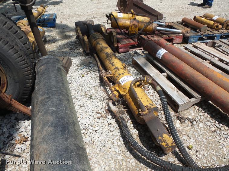 image for item DD1740 Hydraulic cylinder and wish bone