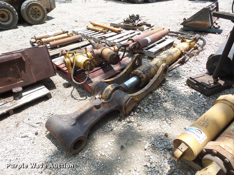 image for item DD1740 Hydraulic cylinder and wish bone