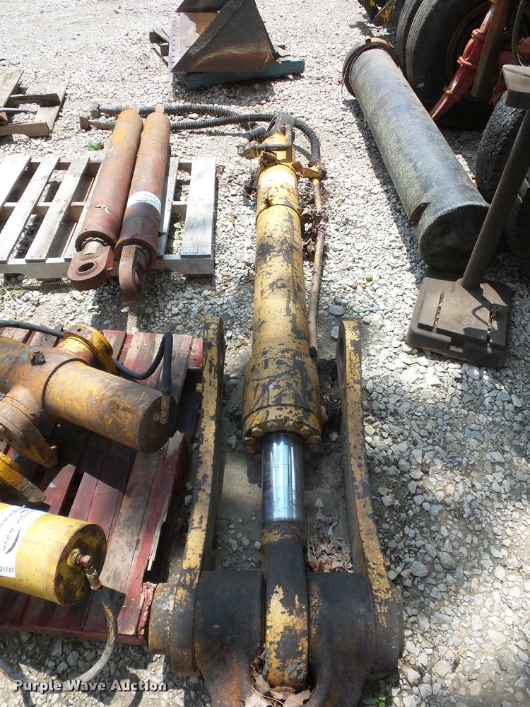 image for item DD1740 Hydraulic cylinder and wish bone