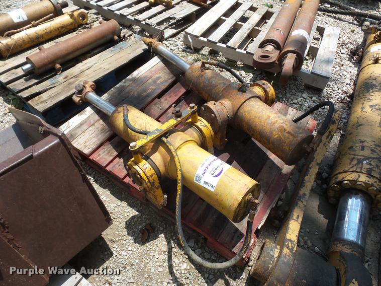 image for item DD1741 (2) loader hydraulic lift cylinders