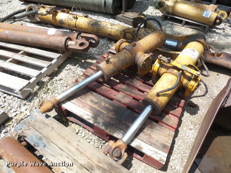 image for item DD1741 (2) loader hydraulic lift cylinders