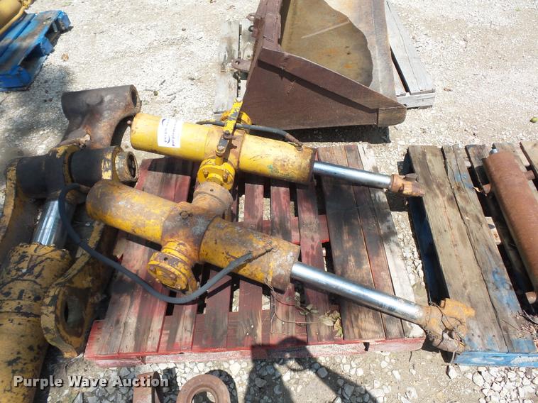 image for item DD1741 (2) loader hydraulic lift cylinders