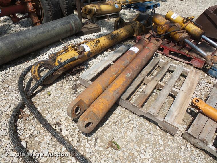 image for item DD1742 (2) telescoping hydraulic cylinders