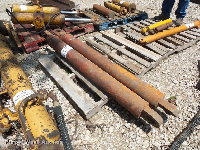 image for item DD1742 (2) telescoping hydraulic cylinders