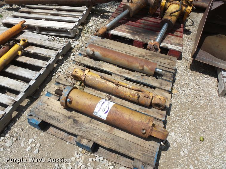 image for item DD1744 (3) hydraulic cylinders