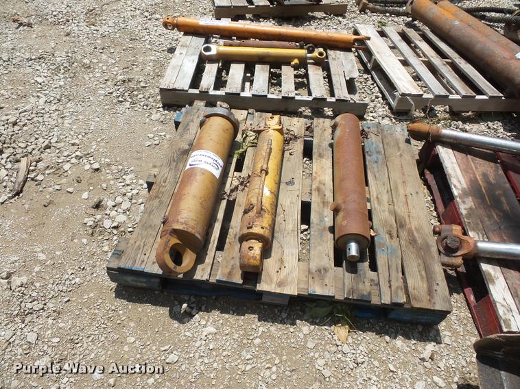 image for item DD1744 (3) hydraulic cylinders