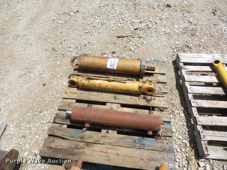 image for item DD1744 (3) hydraulic cylinders