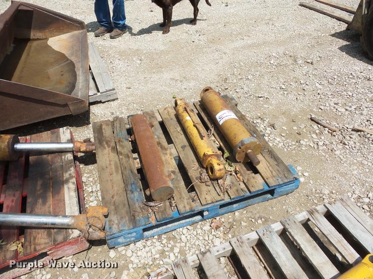 image for item DD1744 (3) hydraulic cylinders