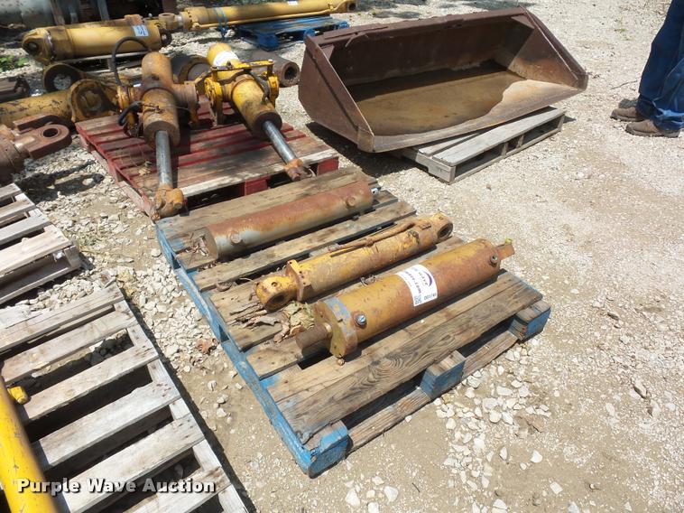 image for item DD1744 (3) hydraulic cylinders