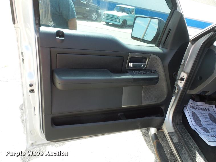 image for item DJ9582 2005 Ford F150 SuperCab pickup truck