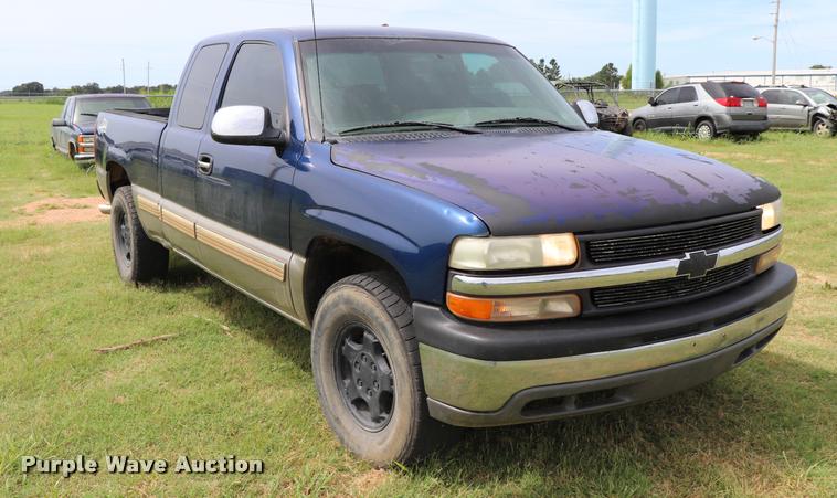 image for item DK9548 2001 Chevrolet Silverado 1500 Z71 Ext. Cab pickup truck