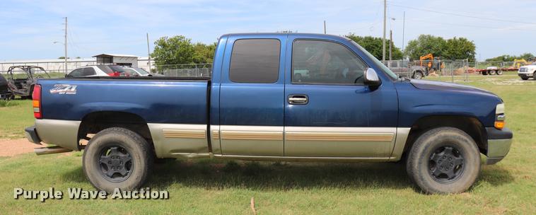 image for item DK9548 2001 Chevrolet Silverado 1500 Z71 Ext. Cab pickup truck