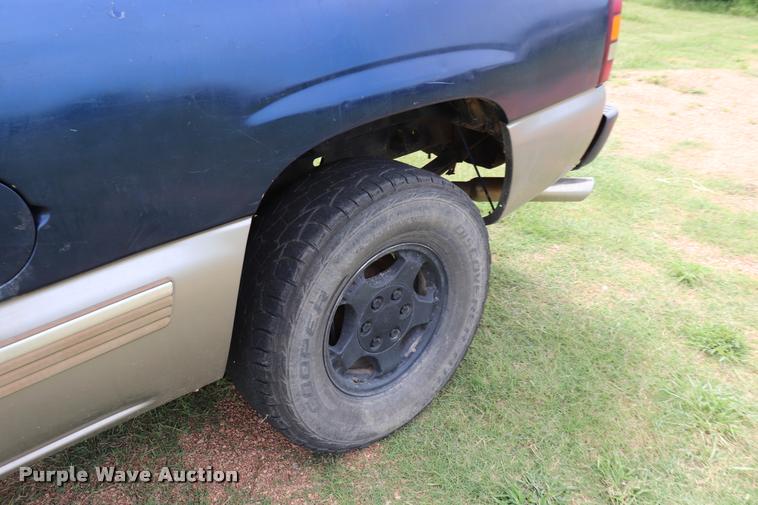 image for item DK9548 2001 Chevrolet Silverado 1500 Z71 Ext. Cab pickup truck