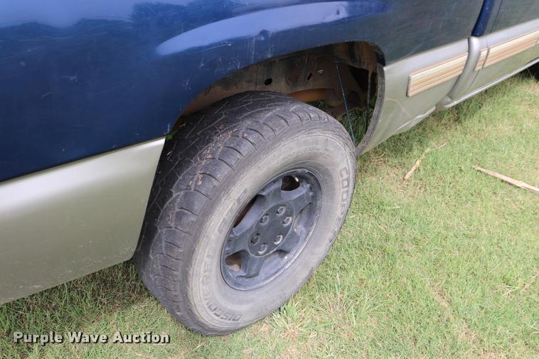 image for item DK9548 2001 Chevrolet Silverado 1500 Z71 Ext. Cab pickup truck