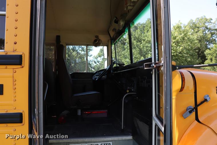 image for item DK9560 1998 International 3800 school bus