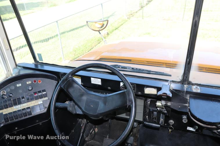 image for item DK9560 1998 International 3800 school bus