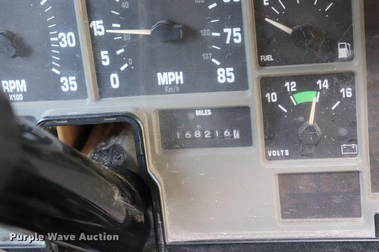 image for item DK9560 1998 International 3800 school bus