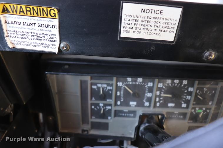 image for item DK9560 1998 International 3800 school bus