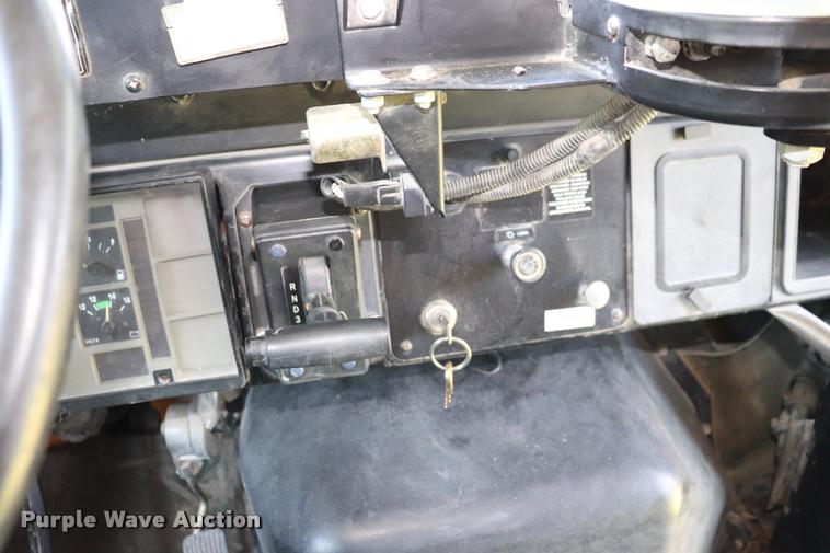 image for item DK9560 1998 International 3800 school bus
