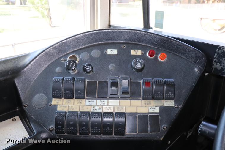 image for item DK9560 1998 International 3800 school bus