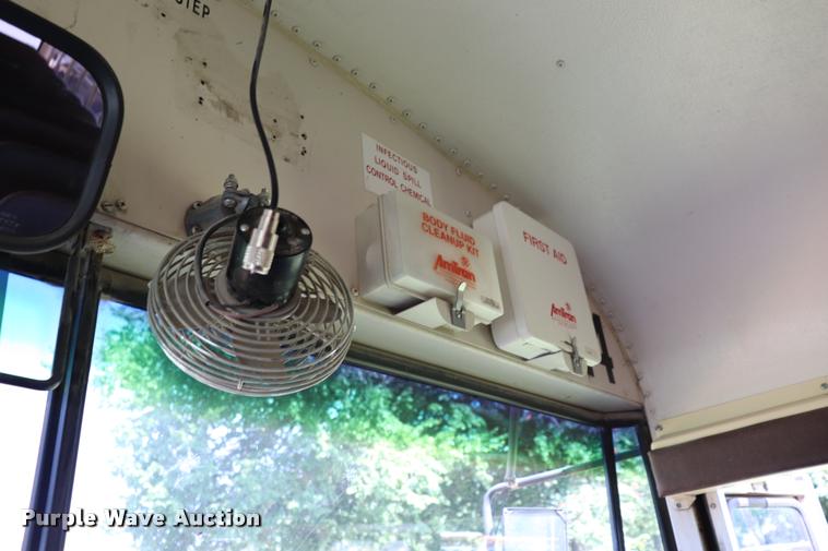 image for item DK9560 1998 International 3800 school bus