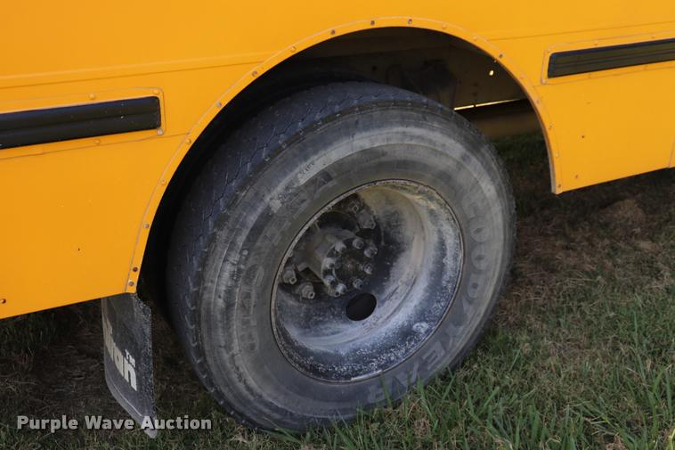 image for item DK9560 1998 International 3800 school bus
