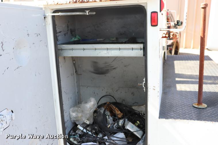 image for item DK9570 2000 Ford F350 Super Duty bucket truck