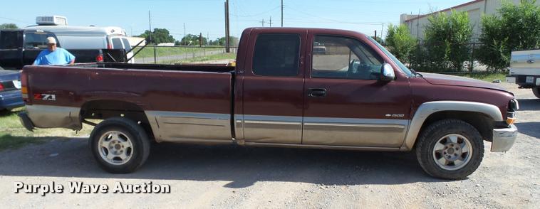 image for item DL9099 2001 Chevrolet Silverado 1500 Z71 Ext. Cab pickup truck