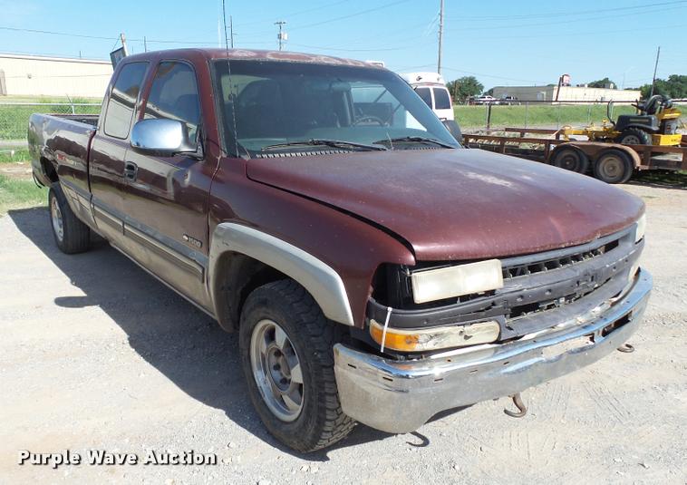image for item DL9099 2001 Chevrolet Silverado 1500 Z71 Ext. Cab pickup truck