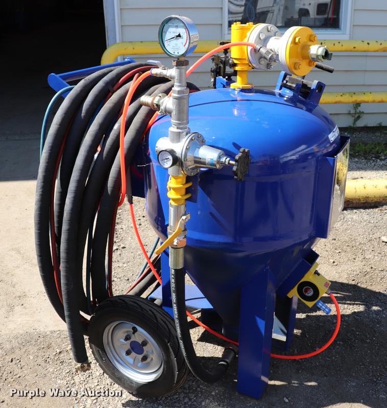 image for item DQ9490 Henglin Group environmental clean wet sandblasting machine