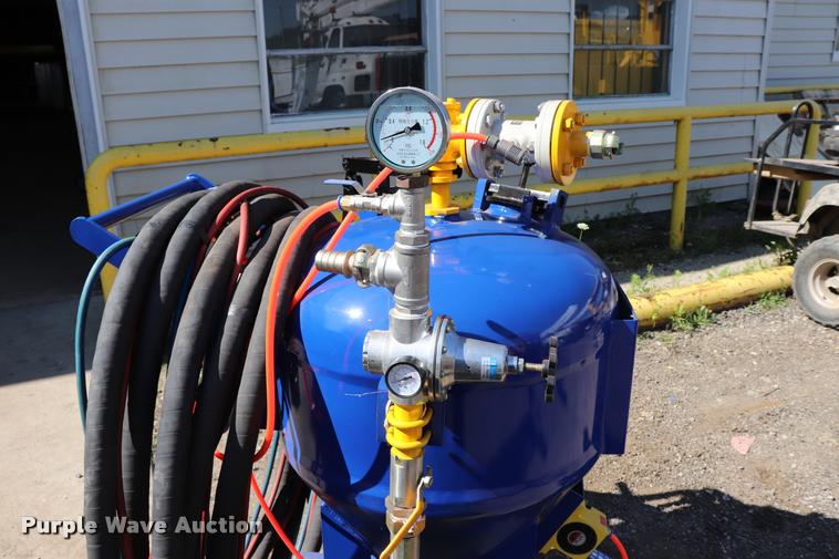 image for item DQ9490 Henglin Group environmental clean wet sandblasting machine