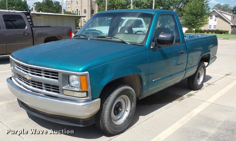 image for item J8607 1994 Chevrolet C1500 pickup truck