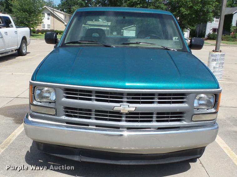 image for item J8607 1994 Chevrolet C1500 pickup truck